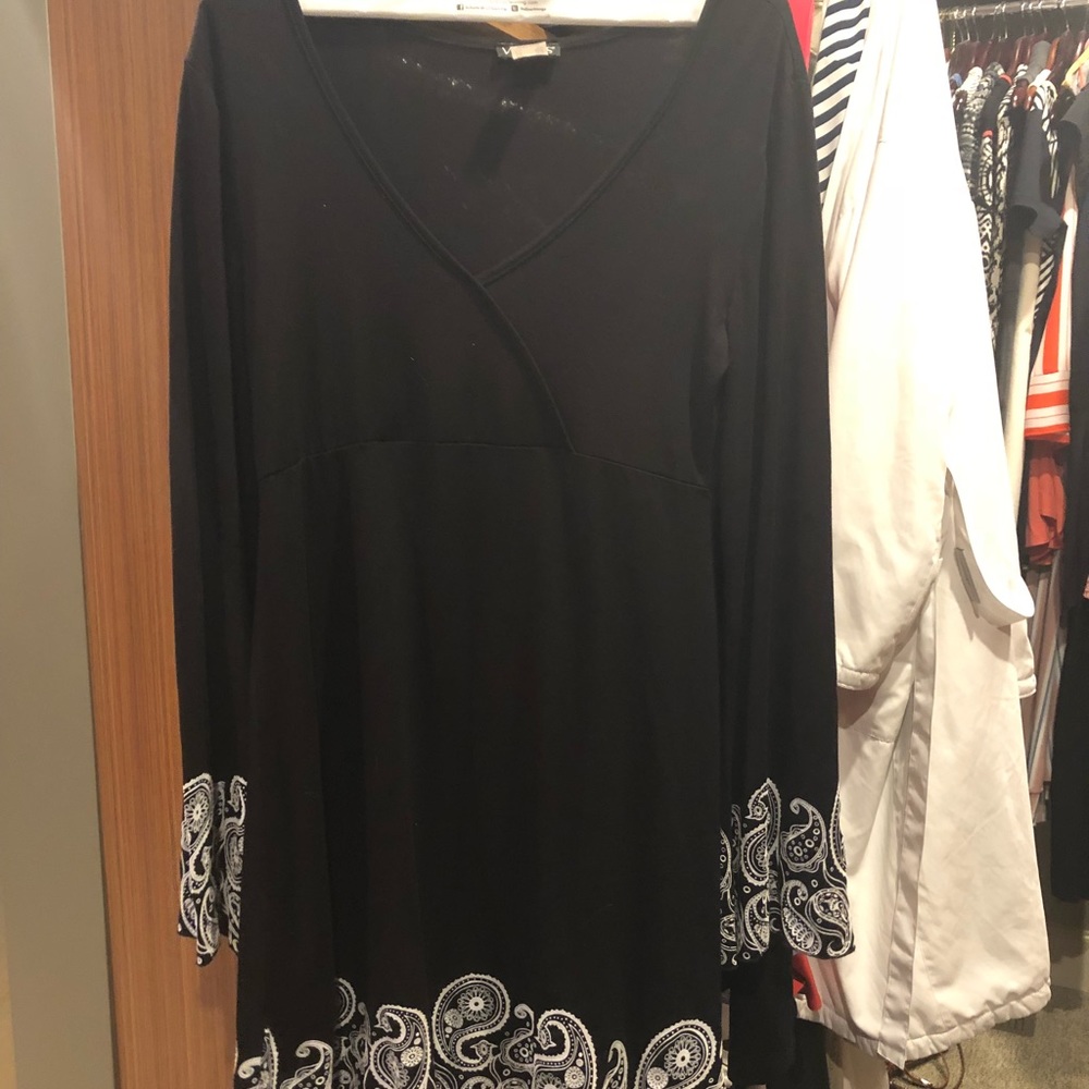 Black v neck dress